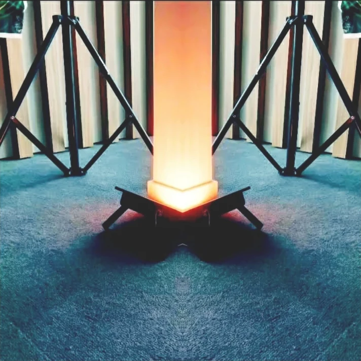 Colonne lumineuse ambrée sur pied — DJ mariage DJ anniversaire The French Deejay's