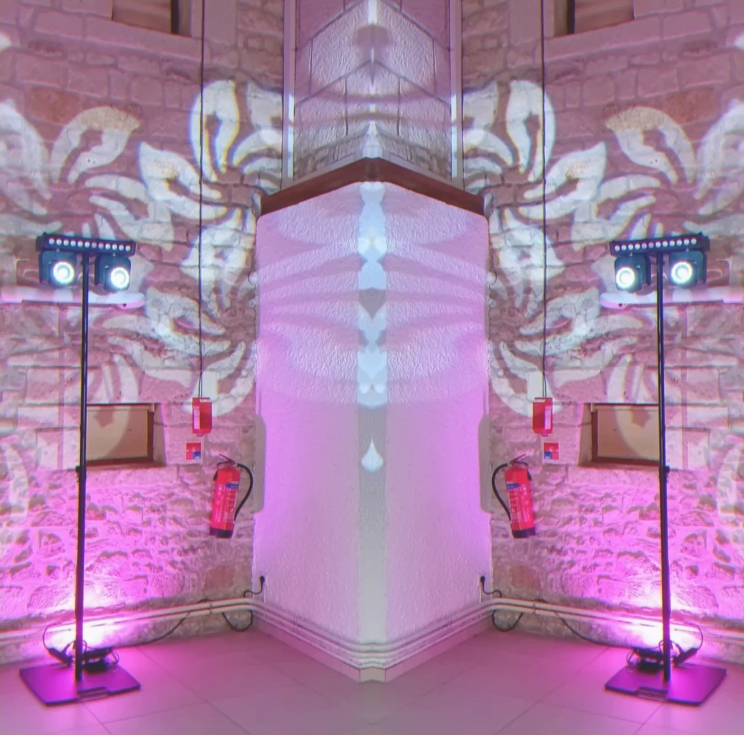 Salle voûtée en pierre, éclairage rose sur les murs — DJ mariage château DJ entreprise The French Deejay's