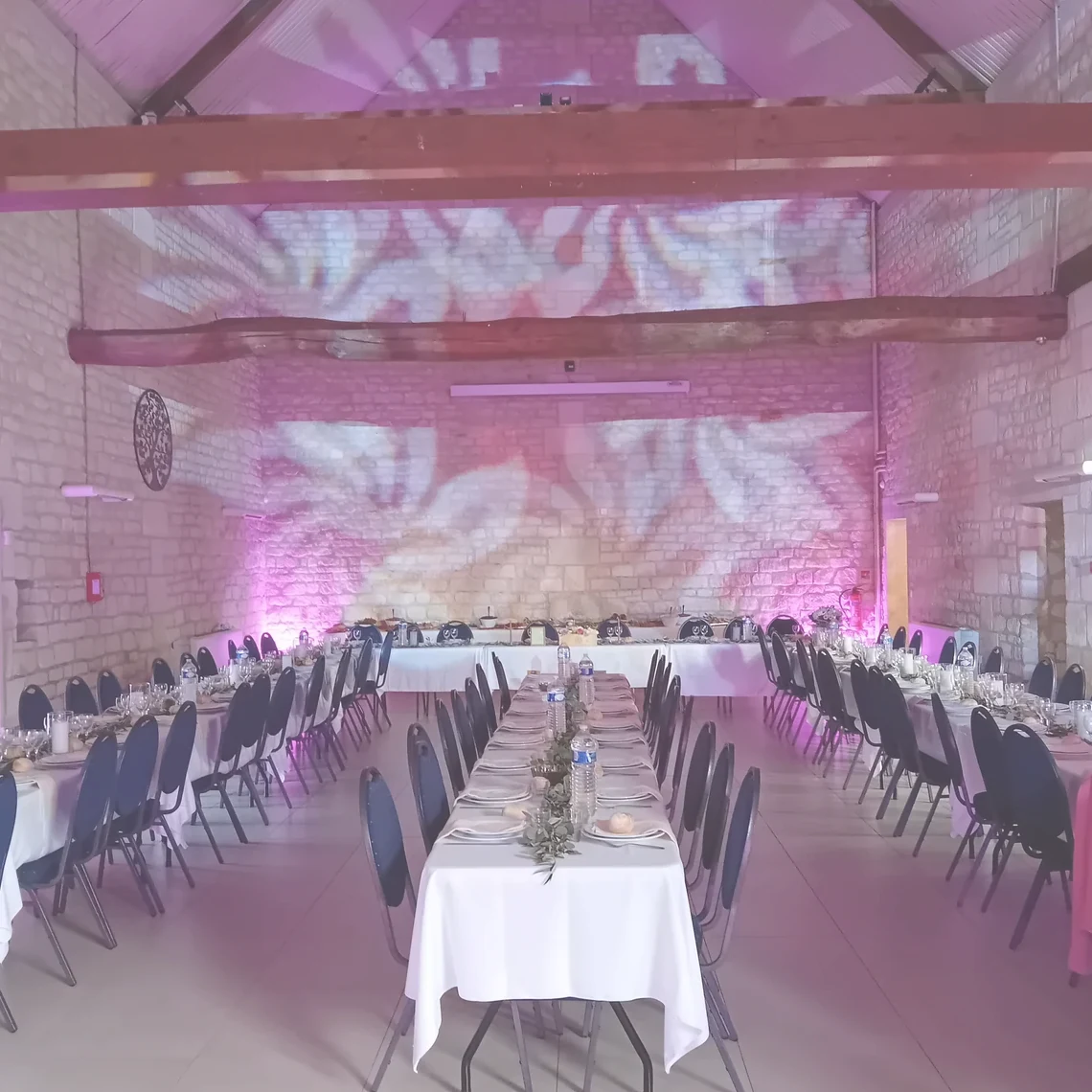 Salle voûtée en pierre, ambiance rose — DJ mariage DJ anniversaire Essonne Seine-et-Marne The French Deejay's