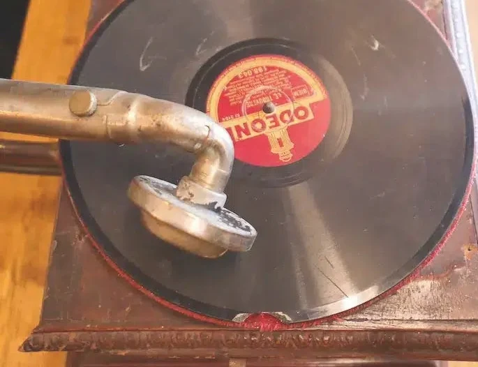 Gramophone vintage disque Odéon — DJ mariage propriétaires de salle DJ entreprise DJ professionnel The French Deejay's