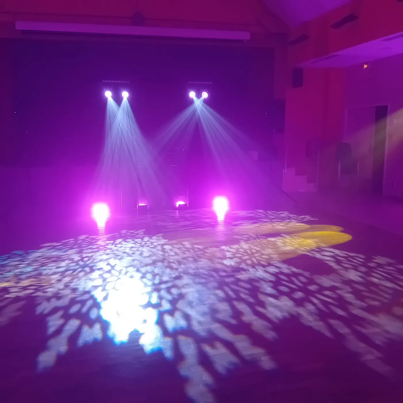 Installation lumière violette, piste de danse — DJ mariage DJ anniversaire The French Deejay's
