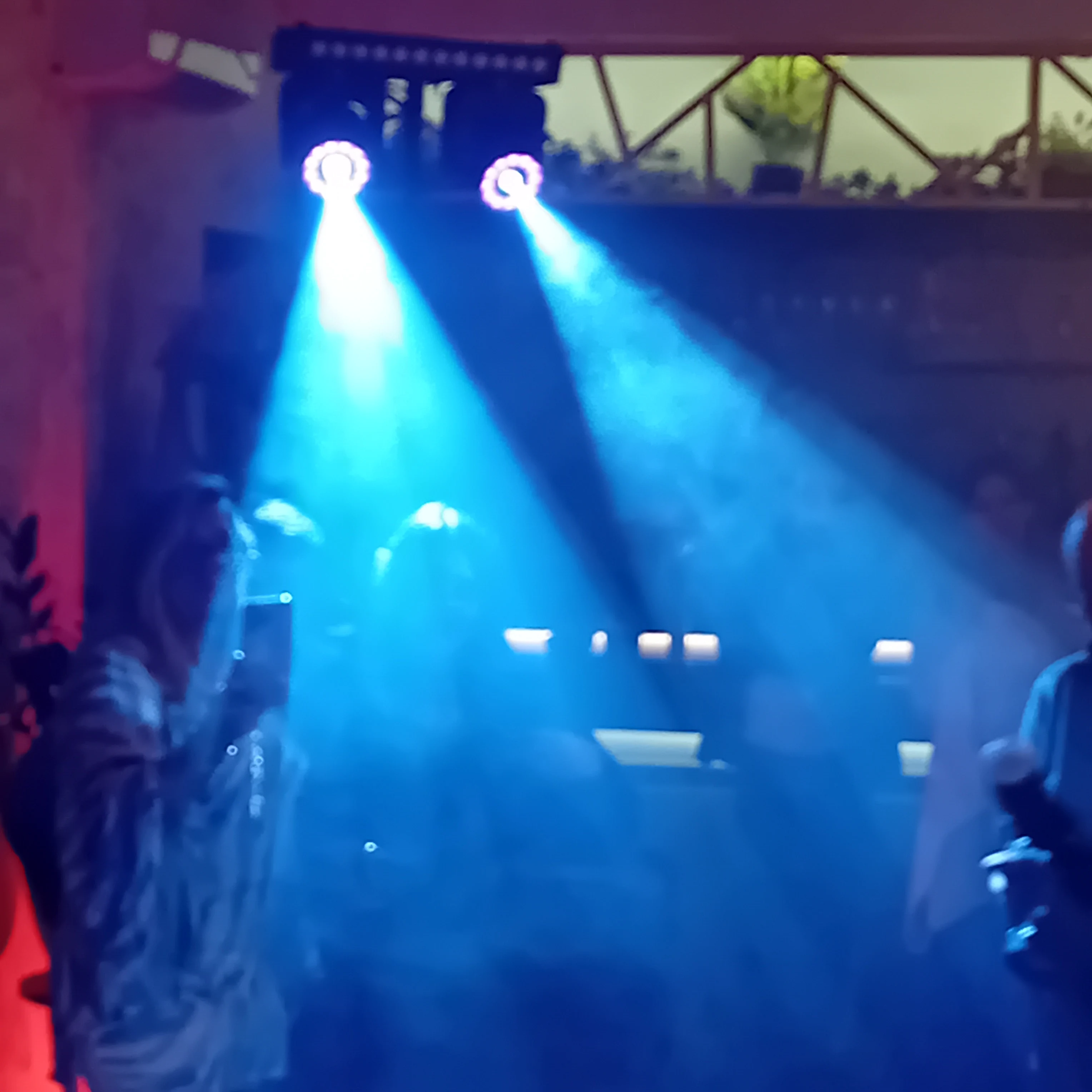 Faisceaux lumineux bleus — DJ mariage DJ anniversaire The French Deejay's