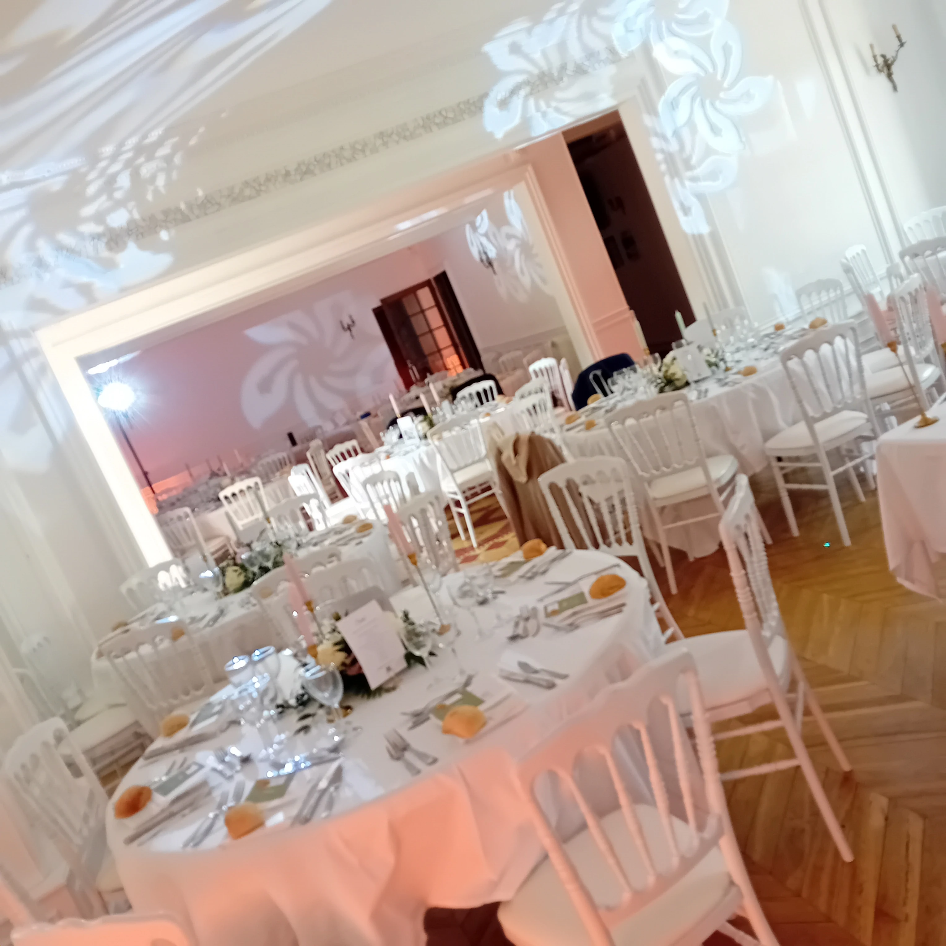 Salle de mariage, gobo floral au mur — DJ mariage régional The French Deejay's