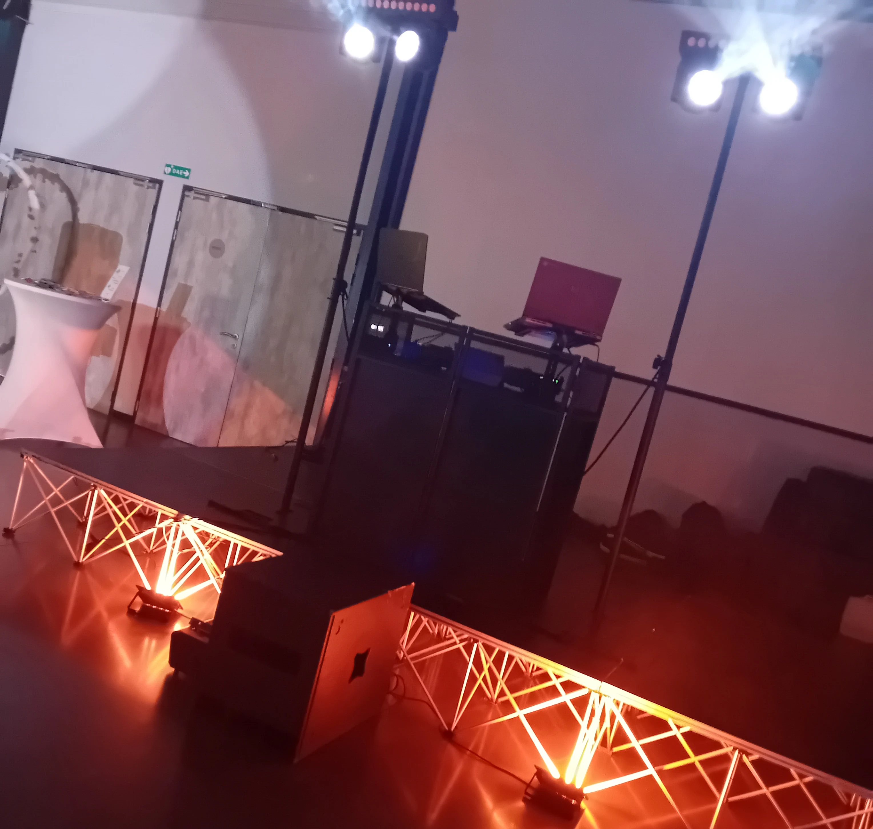 Installation technique DJ, structure lumineuse — DJ mariage DJ entreprise The French Deejay's
