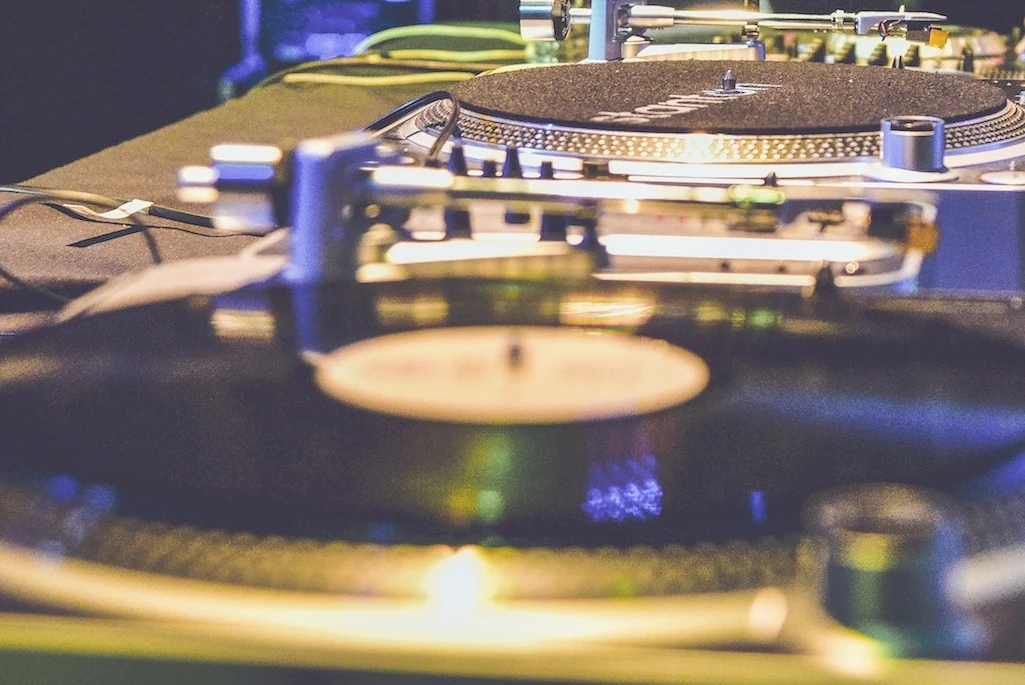 Setup DJ professionnel, platine et table de mixage — DJ mariage DJ anniversaire The French Deejay's